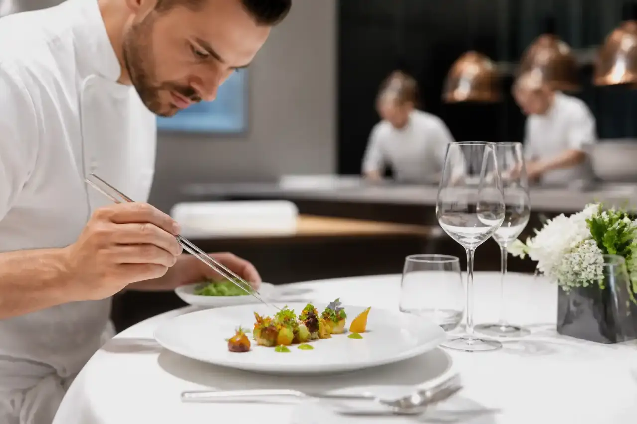 Photographie gastronomique en clair-obscur d'un plat étoilé
